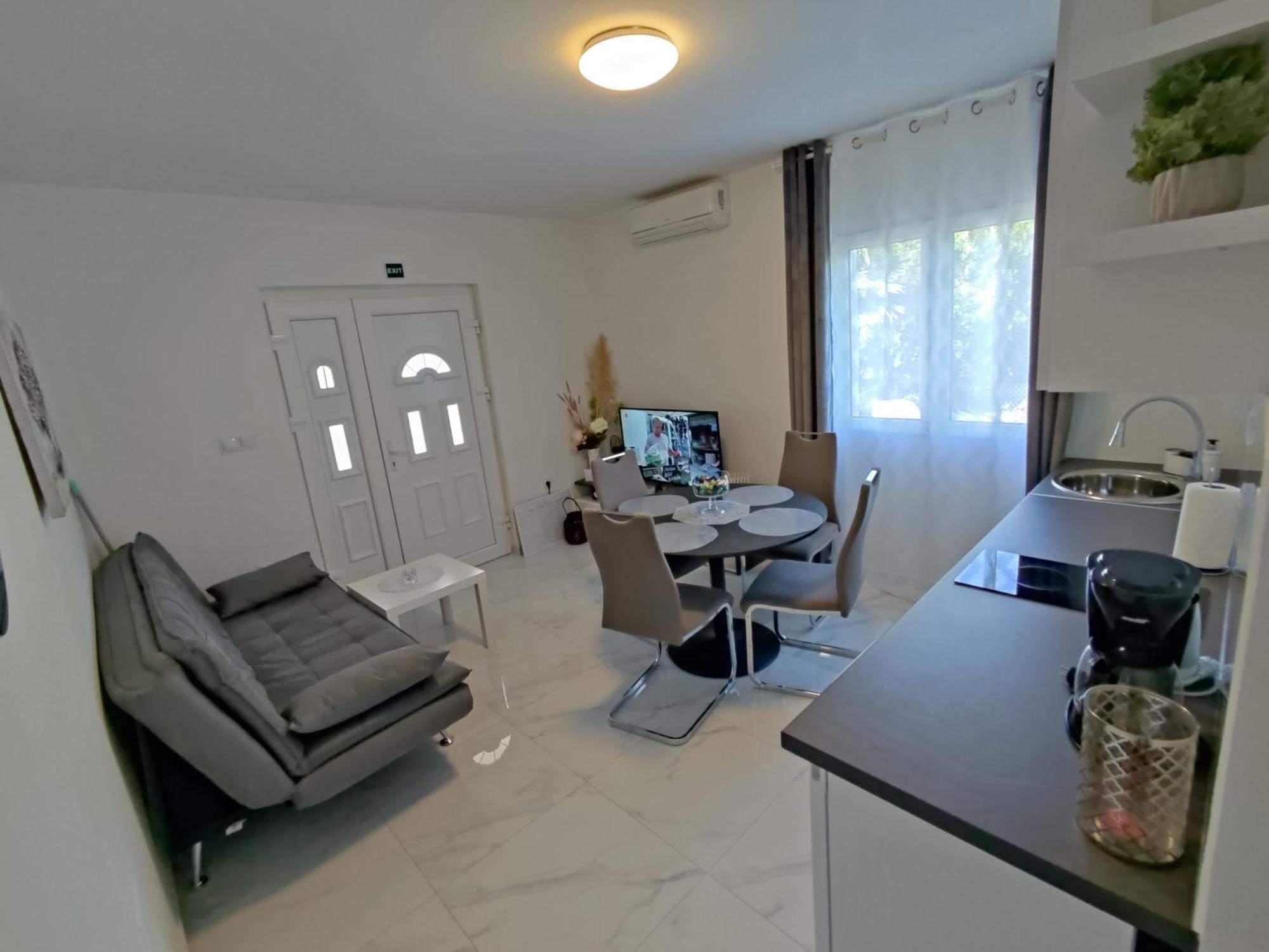 Sun House Apartment Brzac Екстериор снимка