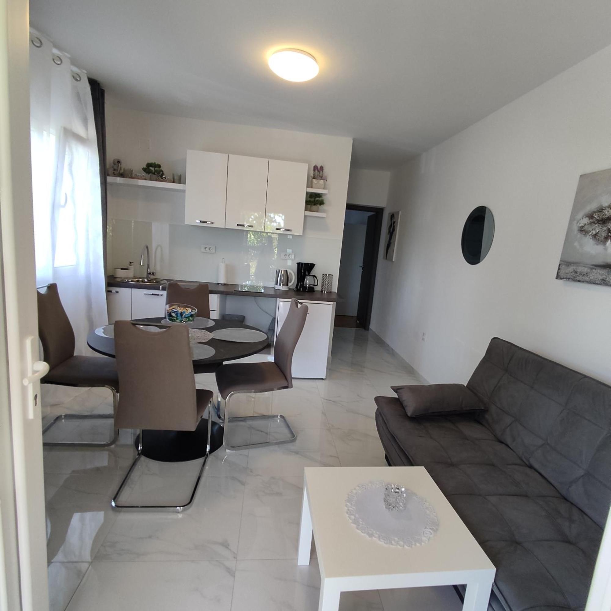 Sun House Apartment Brzac Екстериор снимка