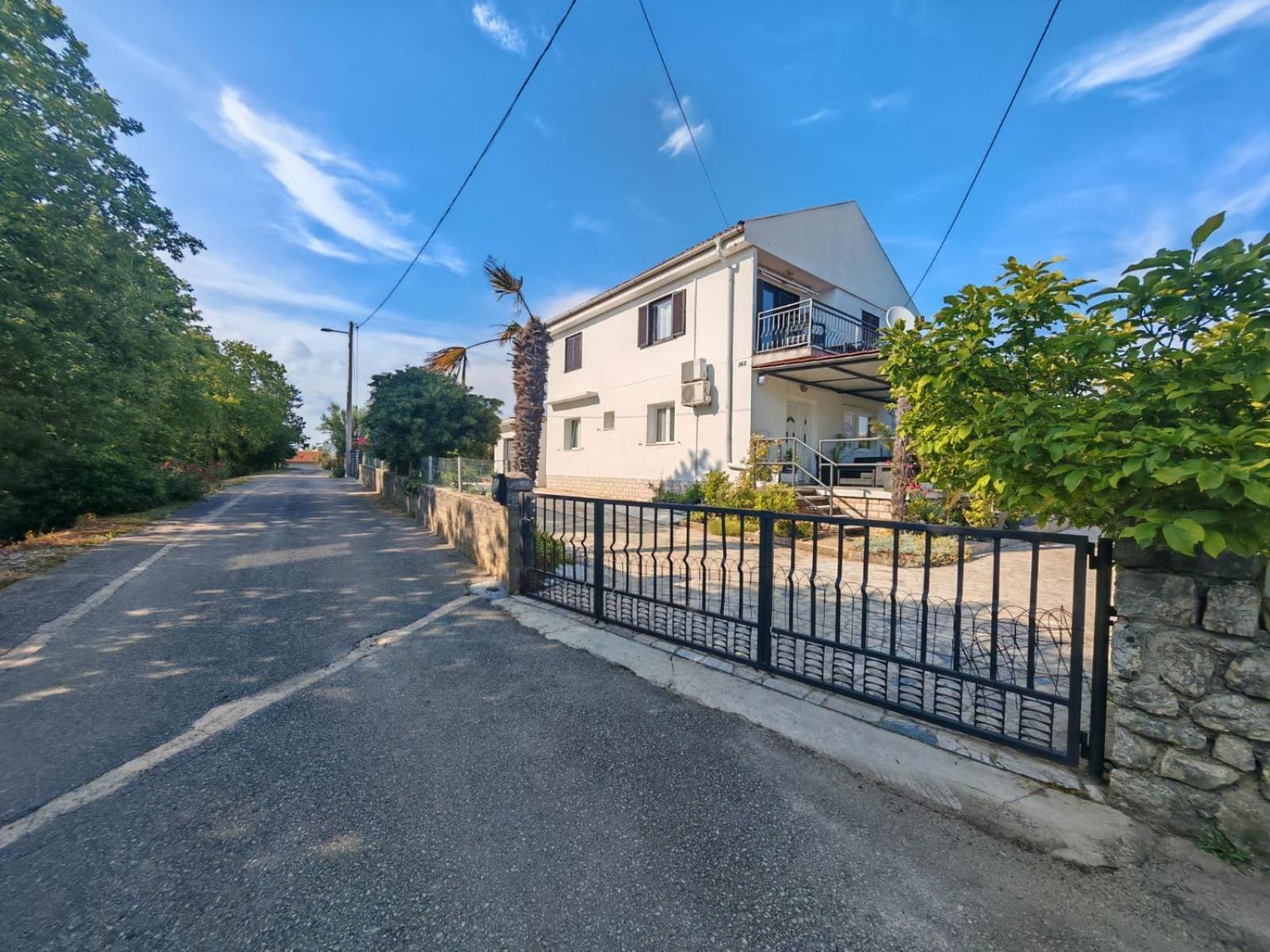 Sun House Apartment Brzac Екстериор снимка